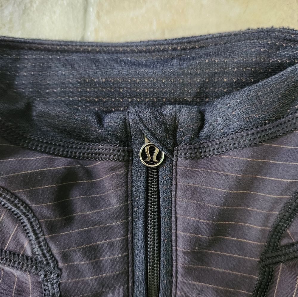 Lululemon Run For Gold 1/2 Zip - Size 6 - Picture 10 of 12